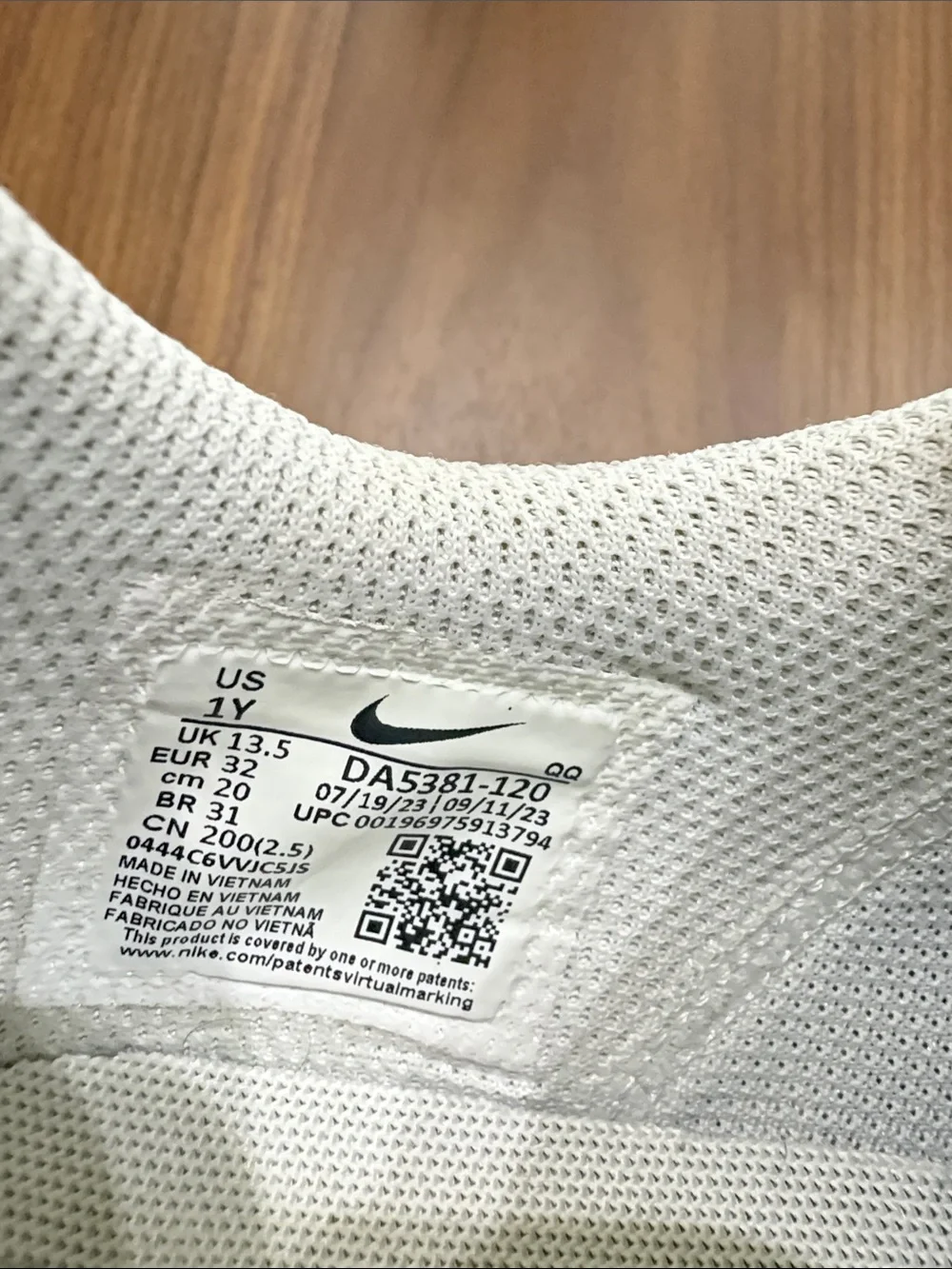 Nike Kids White & Green Low-Top Sneakers with Hook Strap